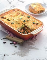 Лазанья из молодой капусты с куриным фаршем и сливочным соусом
