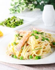 Лингвини с кальмарами, зеленым горошком и белым вином