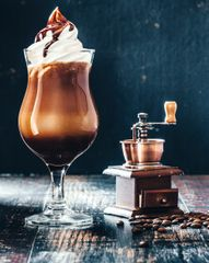 Латте с шоколадно-карамельным сиропом