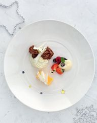 Морковный бисквит с мандариновой панакотой, свежими ягодами и сабайоном