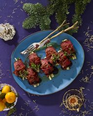 Мясные рулеты из вырезки с творожным кремом и&nbsp;маринованным лучком