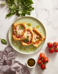 Мини-пиццы с сосисками, моцареллой и соусом песто