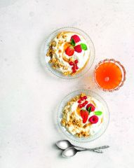Мусс из творога с&nbsp;овсяным крамблом и&nbsp;грейпфрутовым соусом