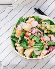 Микс-салат с нутом, редисом, помидорами черри