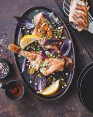Морской окунь с печеным луком и орешками