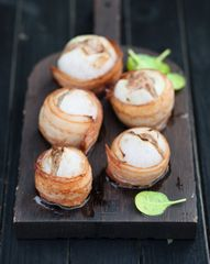 Мясные шарики в луке и беконе
