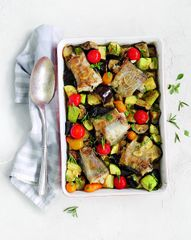 Минтай, запеченный с кабачками и баклажанами