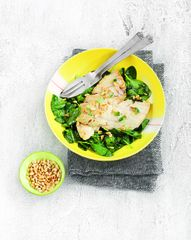 Минтай со шпинатом и кедровыми орехами