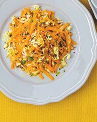 Морковный салат с ростками и кунжутом