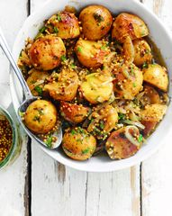 Молодой картофель, тушенный с горчицей