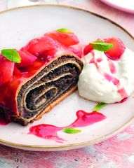 Маковый рулет с&nbsp;«пьяными» сливами