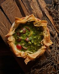 Открытый пирог с горбушей, шпинатом и помидорами черри