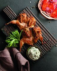Перепелки в хмели-сунели с соусом из сметаны, корнишонов и укропа