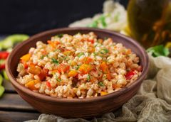 Перловка с курицей и овощами, запеченная в горшочках в духовке