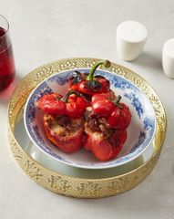 Перцы, фаршированные кроликом и рисом, с хрустящим беконом