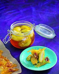 Пошированные фейхоа в медовом сиропе с орехами