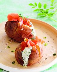 Печеный картофель с копченой горбушей и икрой
