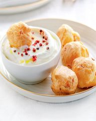 Профитроли с беконом и сыром