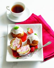 Пирожные шу с&nbsp;клубникой