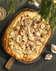 Римская пицца с грушей, сыром дорблю и корицей