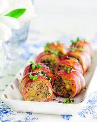 Роллы из бекона с&nbsp;нутом, финиками и орехами