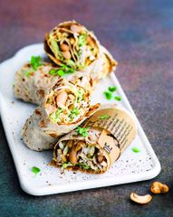 Рулеты с консервированной фасолью, курицей и&nbsp;орехами