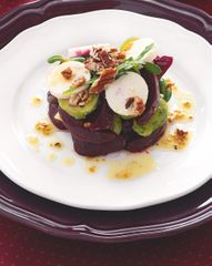 Салат из свеклы и брюссельской капусты с орехами и козьим сыром