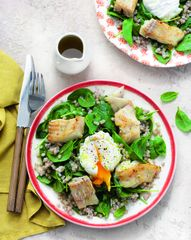 Салат с треской, с зеленой гречкой, шпинатом и яйцом пашот