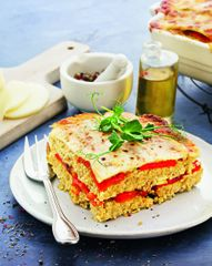 Слоеная запеканка из пшеничной крупы с кабачками, перцем и сыром