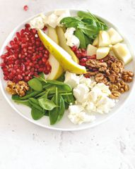 Салат из шпината, груши, феты и граната с апельсиновым соусом