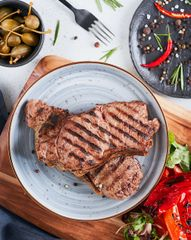 Стейк стриплойн с&nbsp;печеным перцем  и микс-салатом из&nbsp;руколы и&nbsp;корна