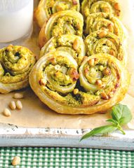 Слоеные ушки со сливочным сыром, соусом песто и кедровыми орешками