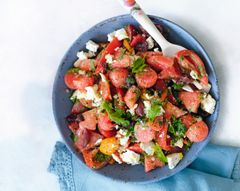 Салат из арбуза с перцем, помидорами, маслинами и сыром