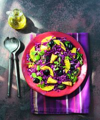 Салат из красной капусты с виноградом, ананасами и манго