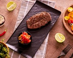 Стейк топ-блейд с&nbsp;сальсой из&nbsp;спелых томатов и&nbsp;с пряной кукурузой