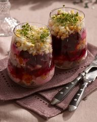 Селедка под шубой с подкопченным картофелем и свекольным майонезом