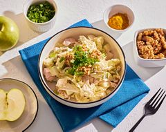 Салат из куриной грудки с яблоками и  орехами