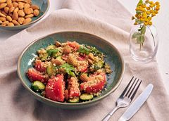 Салат из киноа с томатами, огурцами и миндалем