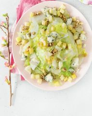 Салат с грушами, айсбергом, гренками и сыром дорблю