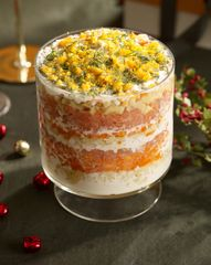 Салат «Мимоза» с копченой красной рыбой и&nbsp;красной икрой