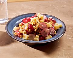 Салат из сыра, винограда и орехов