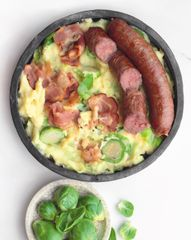 Стамппот с беконом, колбасками и брюссельской капустой