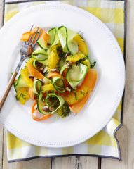 Салат с кабачками, морковью, миндалем и изюмом