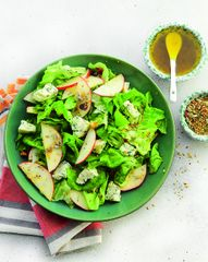 Салат с клюквой, яблоком и голубым сыром