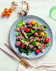Салат из маринованной говяжьей вырезки с вешенками