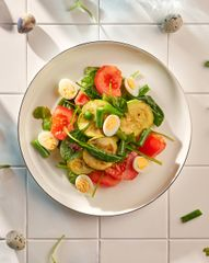 Салат из&nbsp;кабачков, помидоров, стручковой фасоли и&nbsp;перепелиных яиц