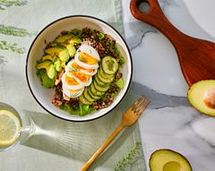 Салат с запеченной горбушей, киноа и овощами