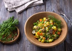 Салат с маринованными грибами и клюквой