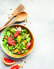 Салат с хумусовой заправкой, орехами и&nbsp;цитрусовыми