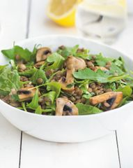 Салат с чечевицей, шампиньонами и лимоном
